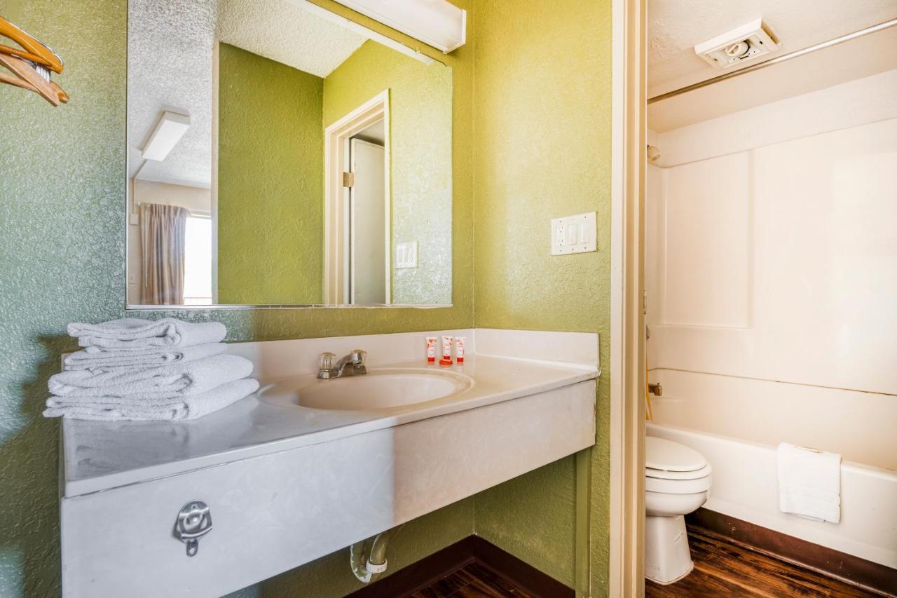 Oyo Hotel Tucson Downtown Экстерьер фото