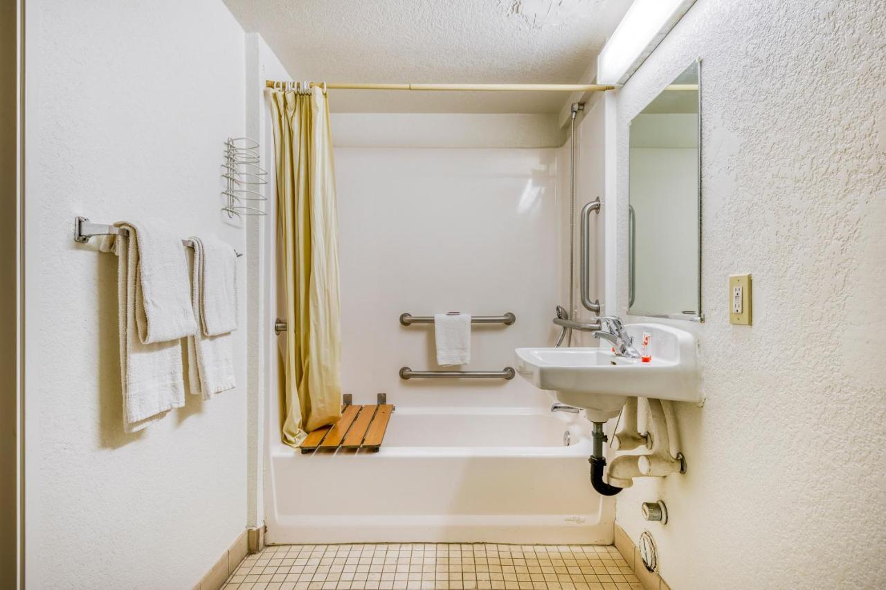 Oyo Hotel Tucson Downtown Экстерьер фото