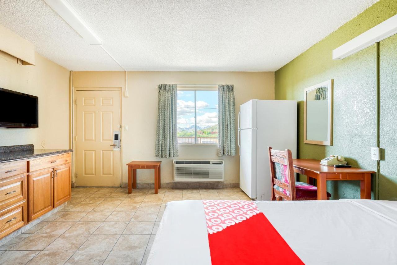 Oyo Hotel Tucson Downtown Экстерьер фото