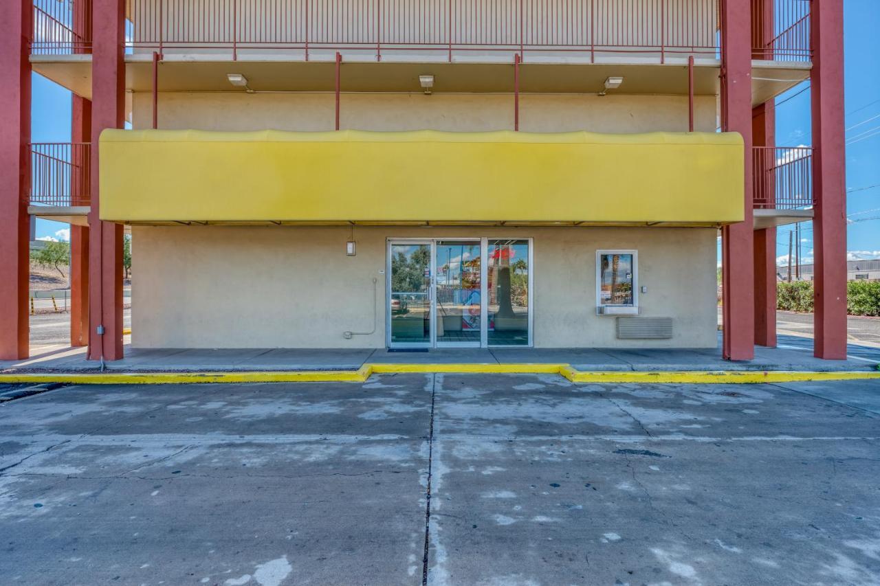 Oyo Hotel Tucson Downtown Экстерьер фото