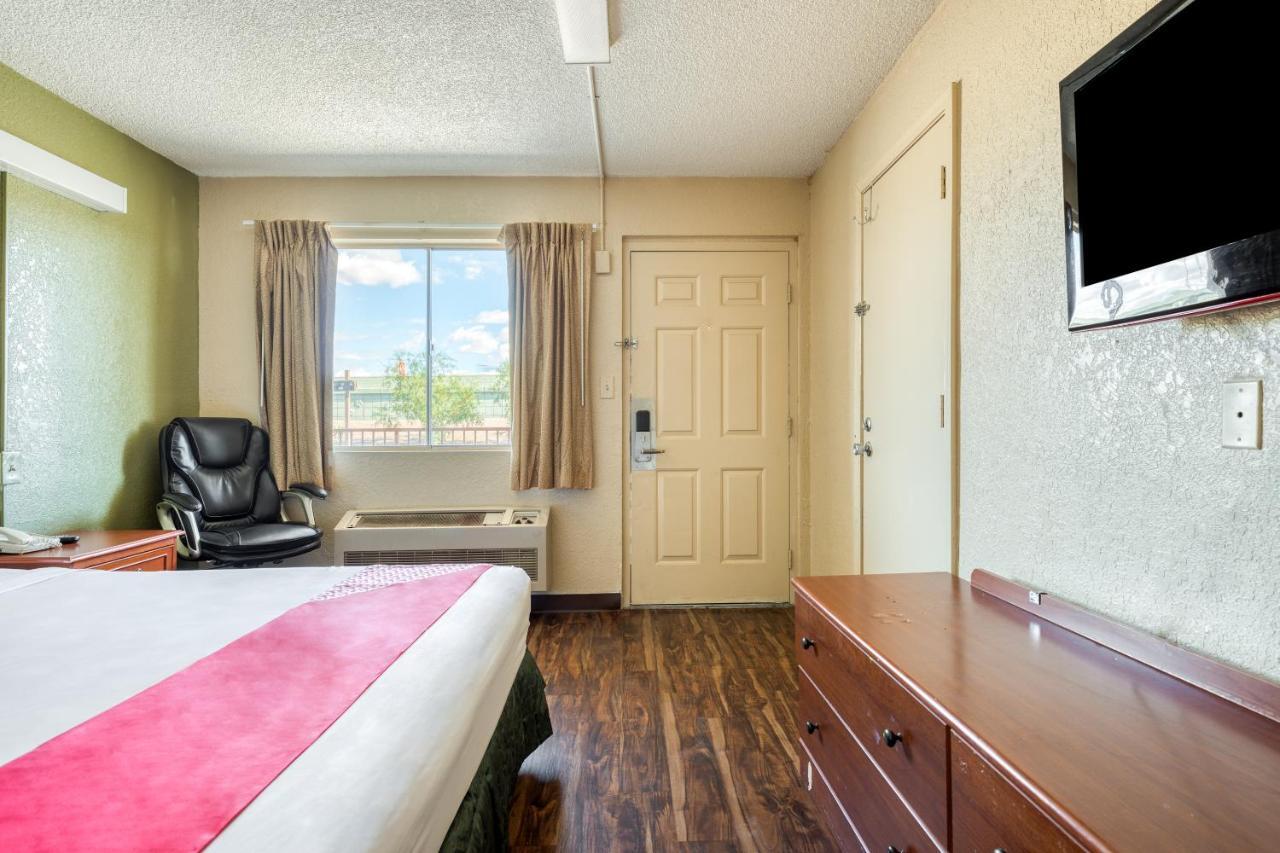 Oyo Hotel Tucson Downtown Экстерьер фото